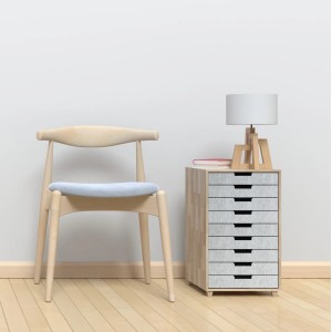 Venilia Klebefolie Alu Gebürstet auf Kommode, daneben Stuhl und Lampe.