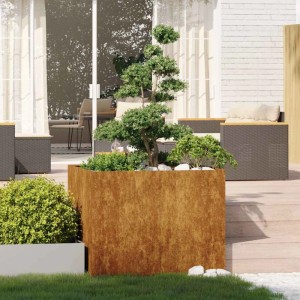 Großer, quadratischer Pflanzkübel aus wetterfestem Stahl in Rostoptik mit Baum und Pflanzen auf Terrasse.