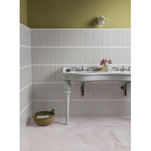 Badezimmer mit Wandfliese Artisa Steingut Mist, glänzend, 7,5x30 cm im Retro-Stil.