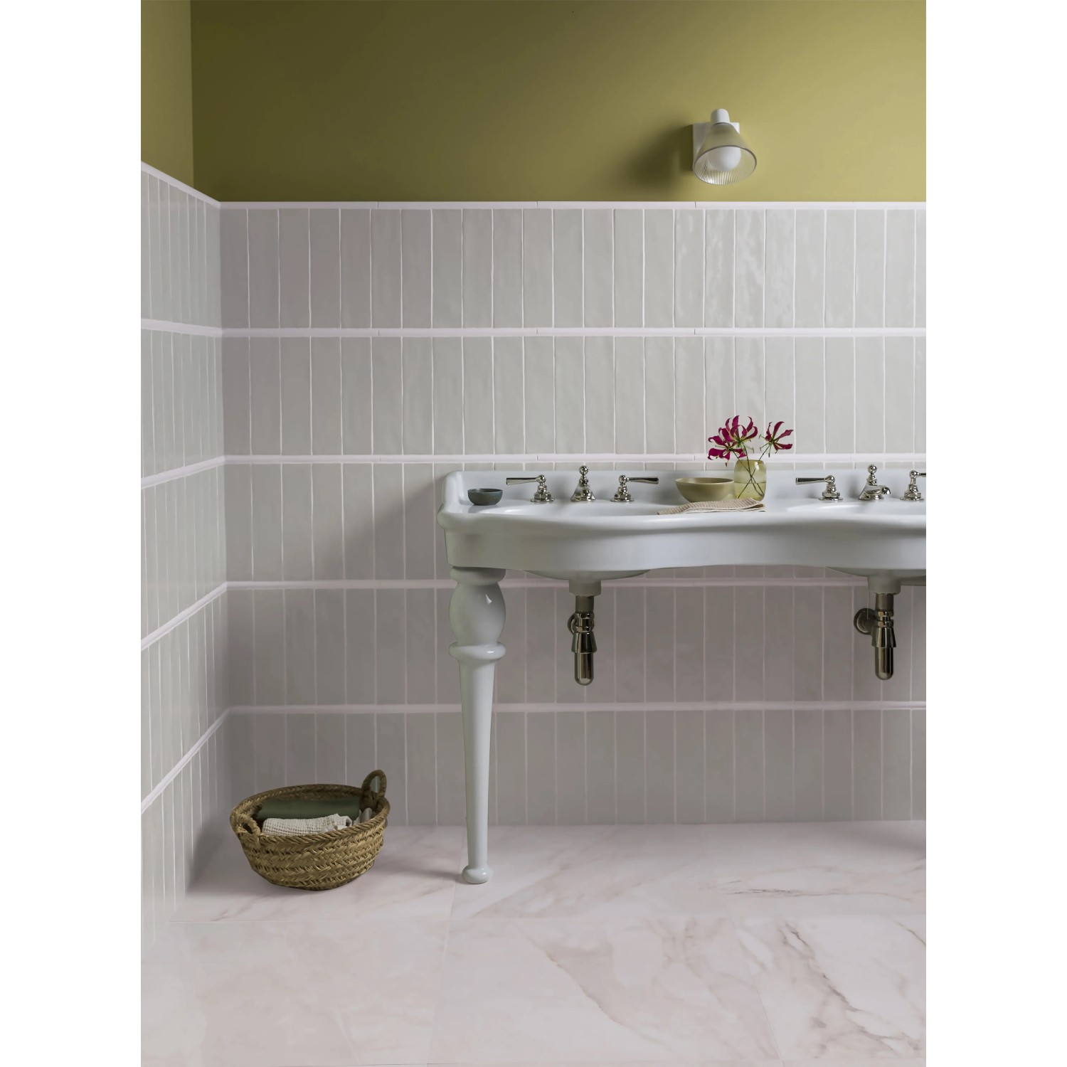 Badezimmer mit Wandfliese Artisa Steingut Mist, glänzend, 7,5x30 cm im Retro-Stil.