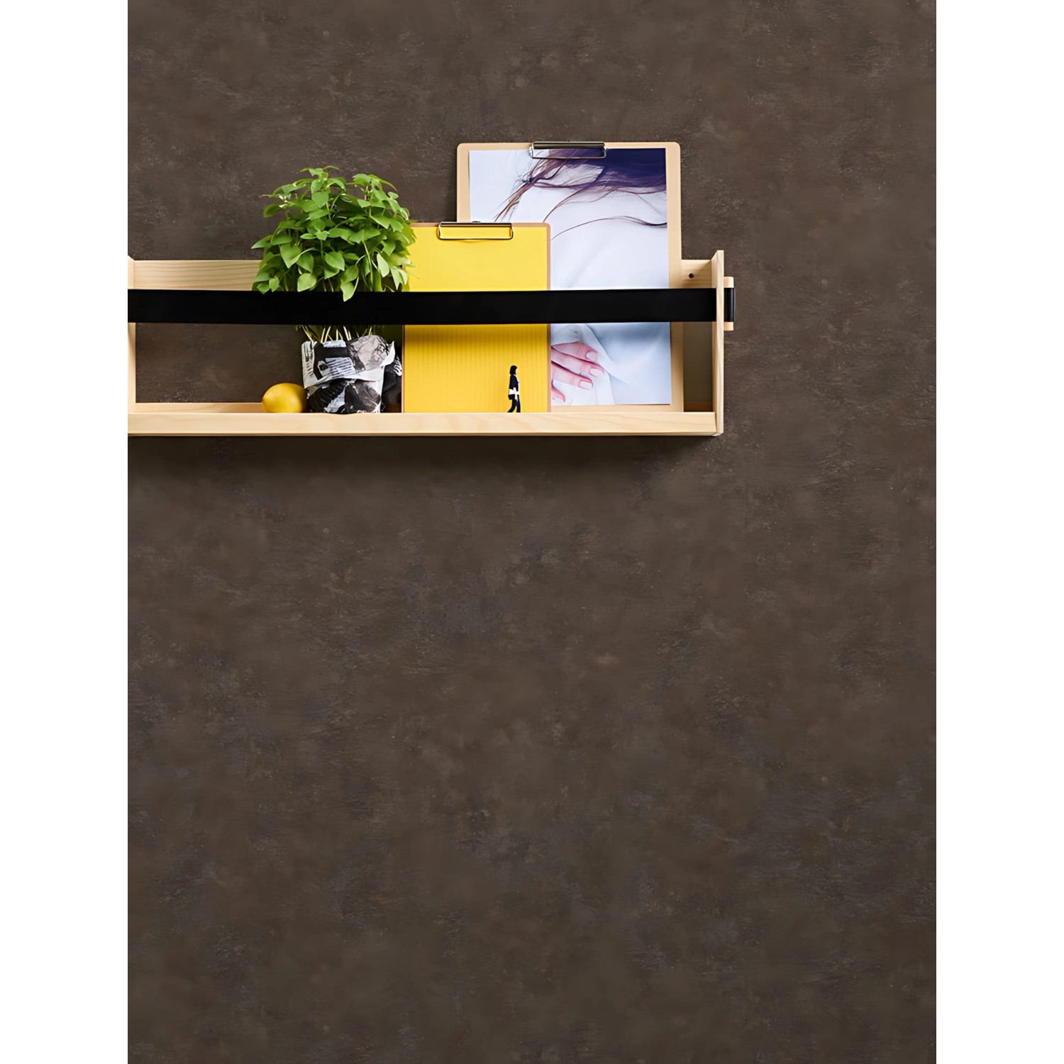 PROFHOME Tapete Uni Matt Braun-Grau an Wand mit Regal, Pflanze und Deko.