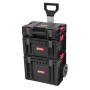 Schwarzer QBRICK Werkzeugtrolley Pro mit Teleskopgriff und Rädern, gestapelt.