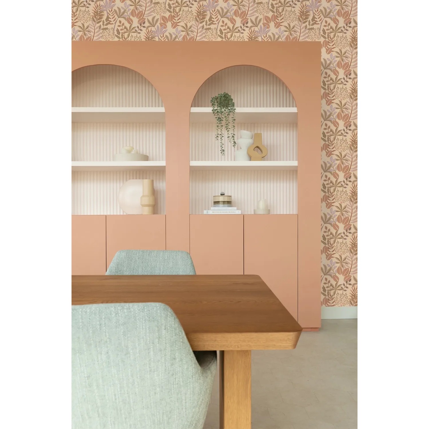 ESTAhome Vliestapete mit Blättern in Beige, Terrakotta, Rosa und Violett an einer Wand im Wohnraum.