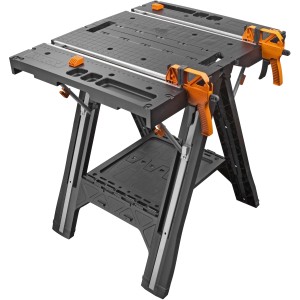 Worx Pegasus WX051 Multifunktions-Arbeitstisch, zusammenklappbar mit Ablage und orangenen Klemmen.