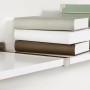 Regalbrett mit Konsole Verbinder in gebürstetem Nickel, Bücher und Dekobox.