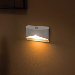Mr.Beams Batterieleuchte MB710Amber als Nachtlicht an Wand, warmes Licht.
