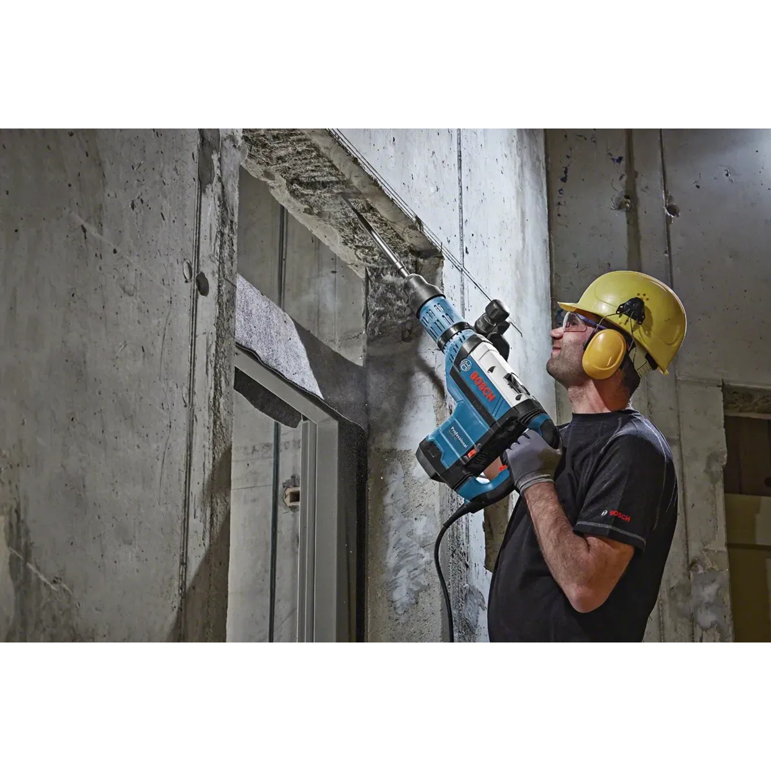 Bosch Professional GSH 7 VC Schlaghammer im Einsatz beim Stemmen von Beton.