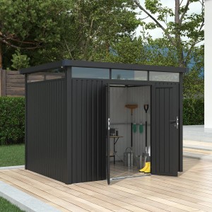 Anthrazitfarbenes Juskys Gerätehaus Luzern 6,8 m² mit geöffneten Türen und Gartengeräten im Inneren.