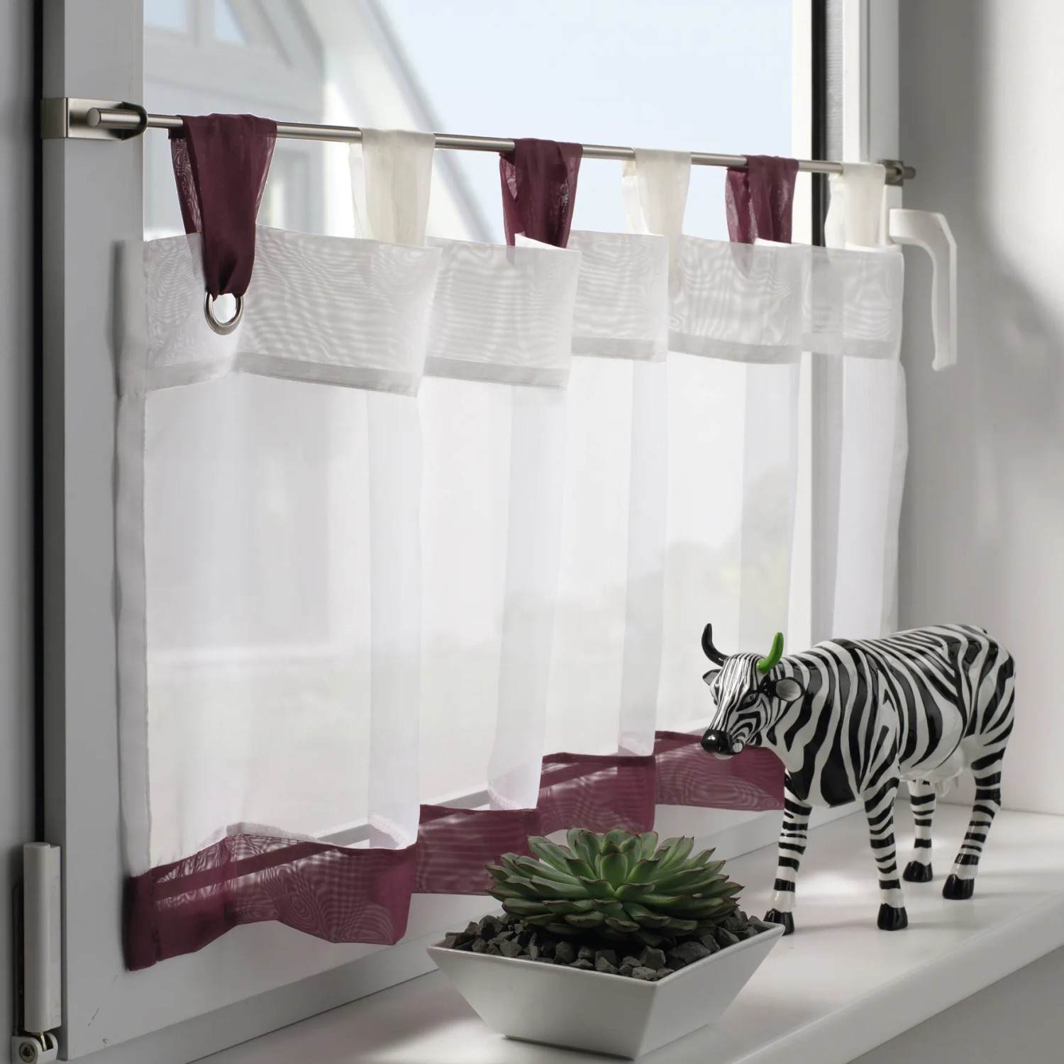 Gardinia Spannvitrage Titan, Ø 7/9 mm, 40-60 cm, am Fenster mit Dekoration.