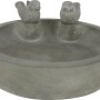 Hellgraue Vogeltränke aus Beton mit zwei Vogel-Figuren als Gartendeko.