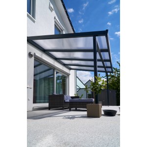 Anthrazit Terrassenüberdachung Premium 410x406 cm mit klarer Polycarbonat-Eindeckung.