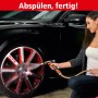 Frau reinigt Alufelge mit Dr. Wack P21S Felgenreiniger Power Gel. Autopflege leicht gemacht.