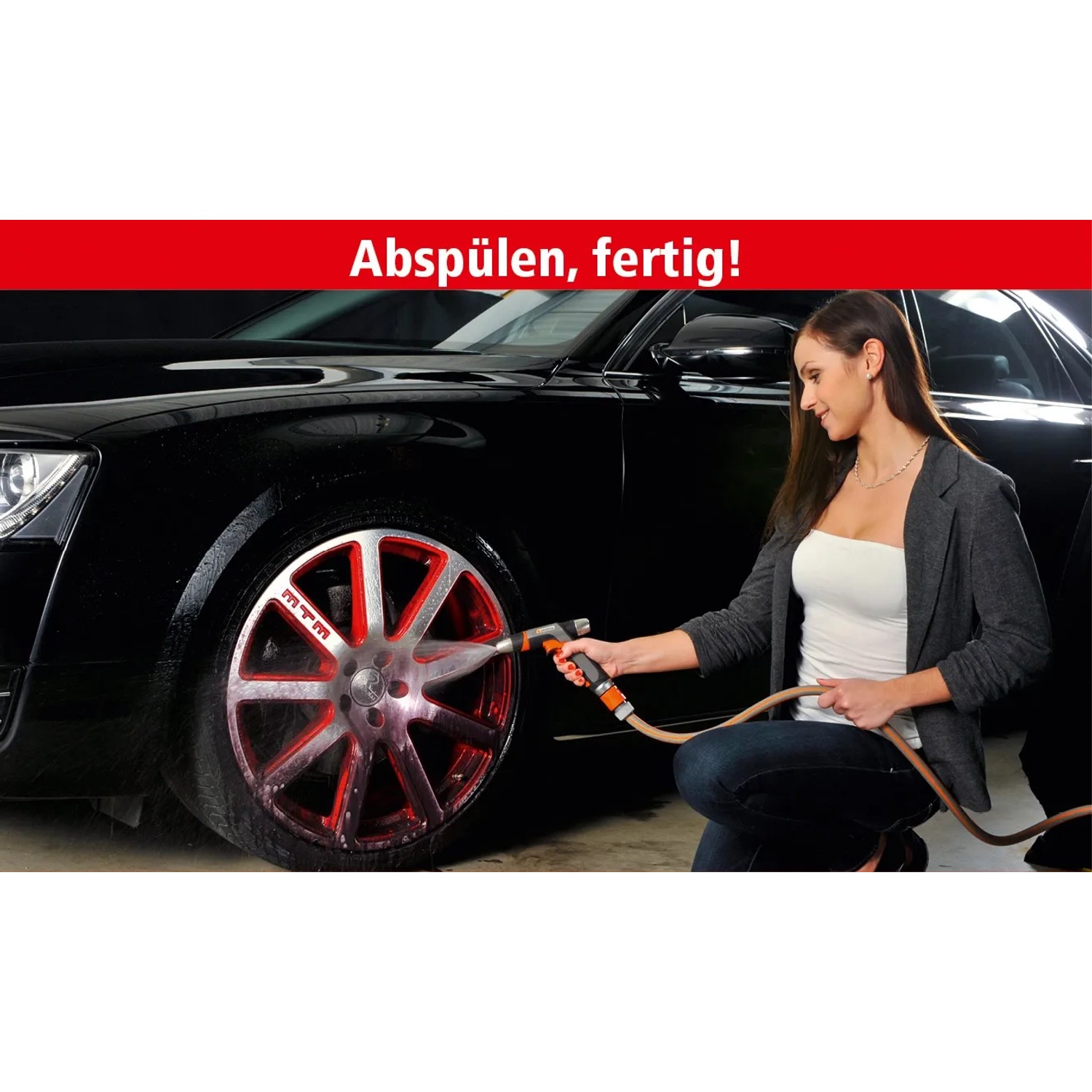Frau reinigt Alufelge mit Dr. Wack P21S Felgenreiniger Power Gel. Autopflege leicht gemacht.