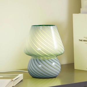 Moderne Lindby Andriana Tischlampe aus grün-weißem Glas, pilzförmig mit Spiralmuster, beleuchtet. Für Wohn- & Esszimmer.