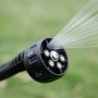 Düse des Yard Force Mitteldruckreinigers LW C02B mit Wasserstrahl.