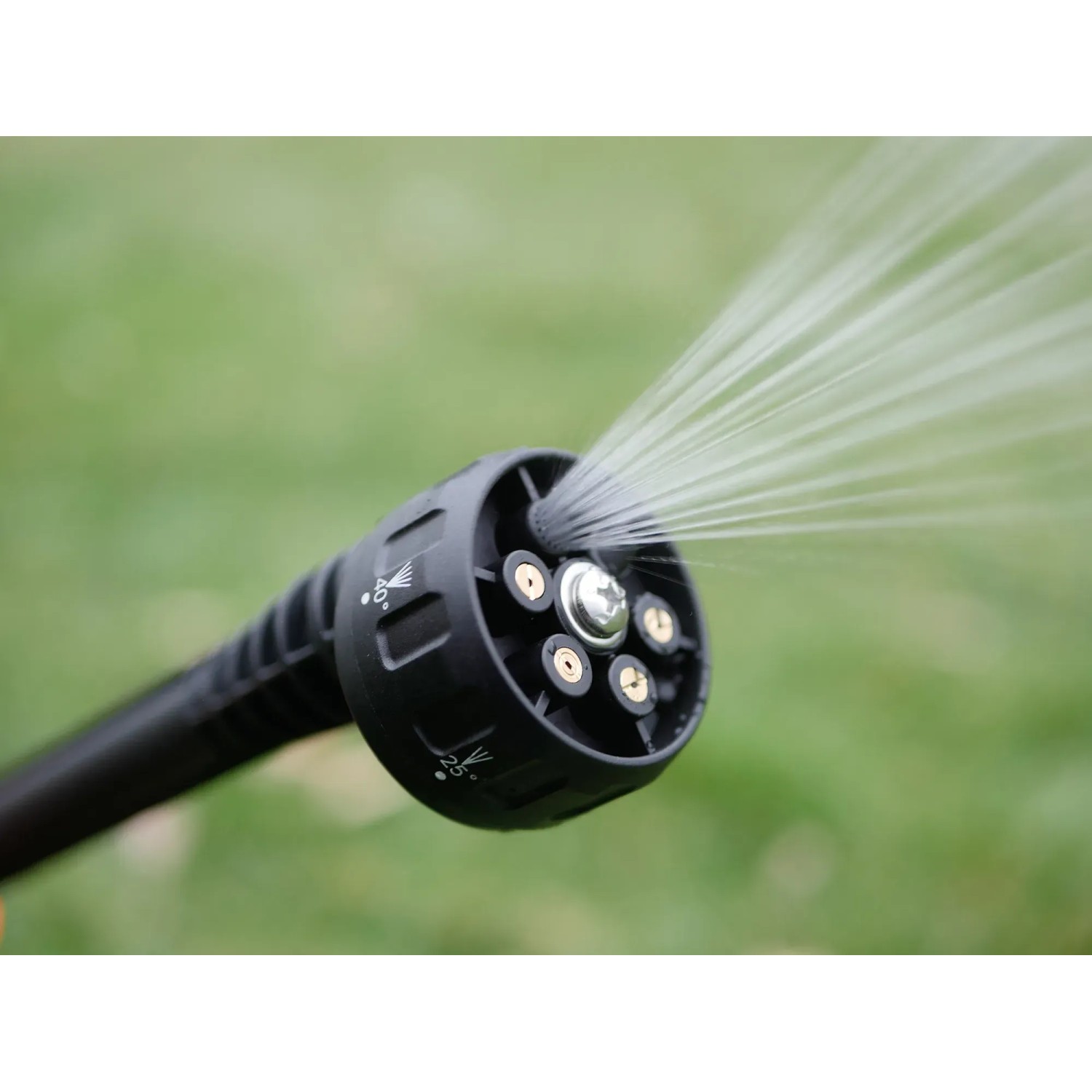 Düse des Yard Force Mitteldruckreinigers LW C02B mit Wasserstrahl.