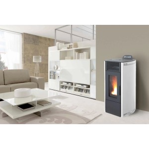 Weißer Rowi Pelletofen aus Stahl mit sichtbarer Flamme in modernem Wohnzimmer. 8,7 kW Heizleistung.