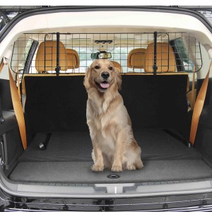 PawHut Hundeschutzgitter, universell verstellbar, im Kofferraum mit Hund.