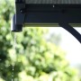 Detailaufnahme: Regenrinne des anthrazitfarbenen Palram Carport Arcadia 4300 mit ablaufendem Wasser.