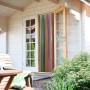 Bunter Streifenvorhang als Türvorhang vor weißem Gartenhaus, 90x200 cm.