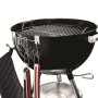 Weber Holzkohlegrill mit Besteckhalter und Grillbesteck aus Stahl.