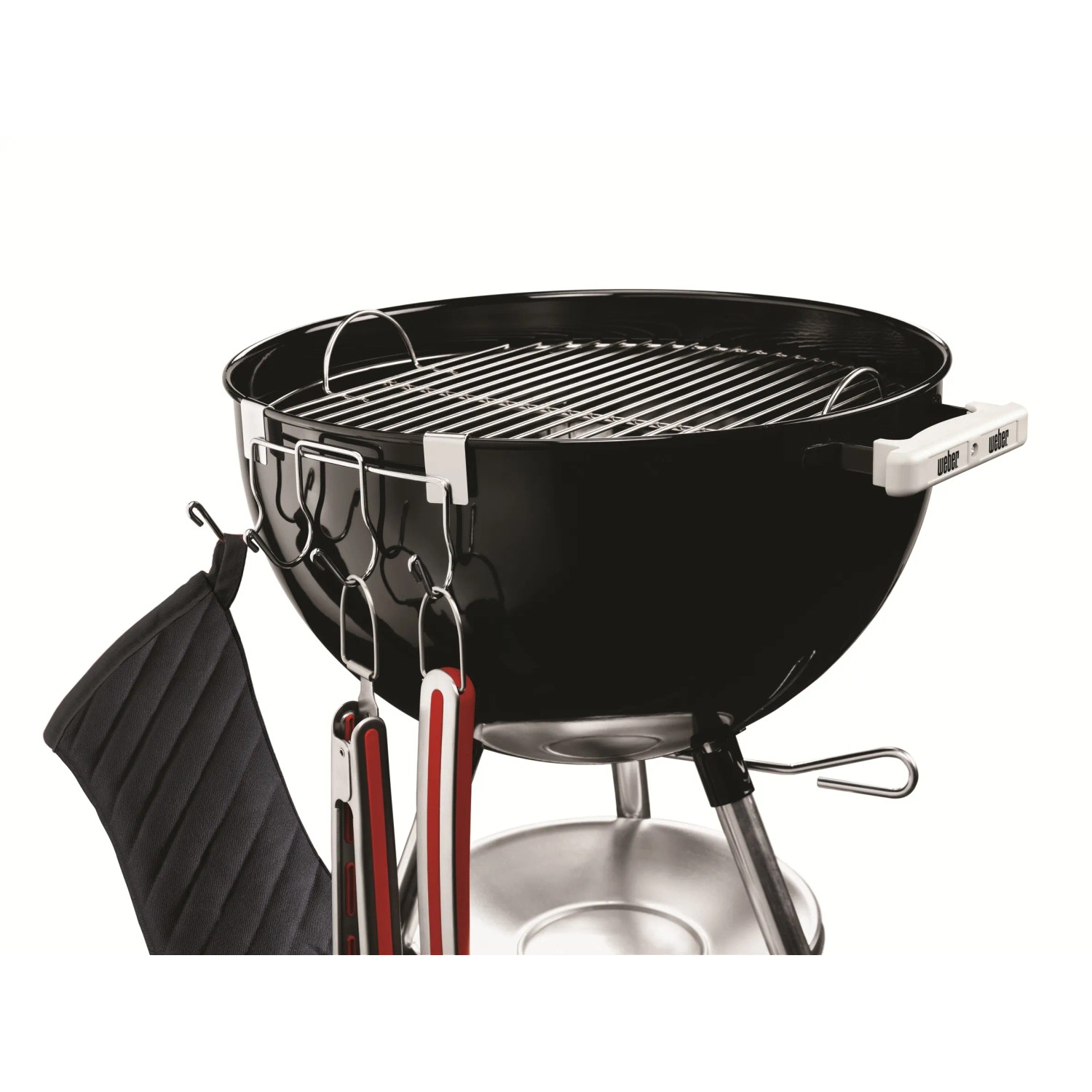 Weber Holzkohlegrill mit Besteckhalter und Grillbesteck aus Stahl.