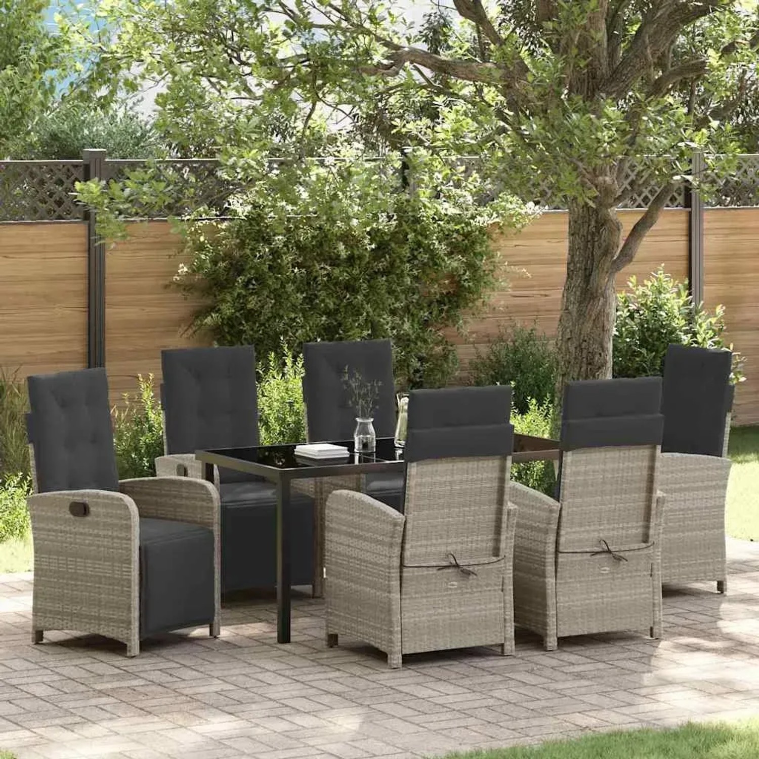 7-teilige, hellgraue vidaXL Garten Essgruppe aus Poly Rattan mit Tisch und Stühlen.