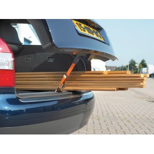 Gummi-Expander sichert Holz im Kofferraum, Länge verstellbar mit Kunststoffhaken.