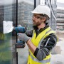 Handwerker nutzt Bosch Professional Akku-Heißluftgebläse GHG 18 V-50 auf Baustelle.