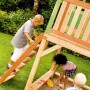 Axi Sarah Spielhaus aus Holz mit Rutsche und Sandkasten, Kinder spielen.