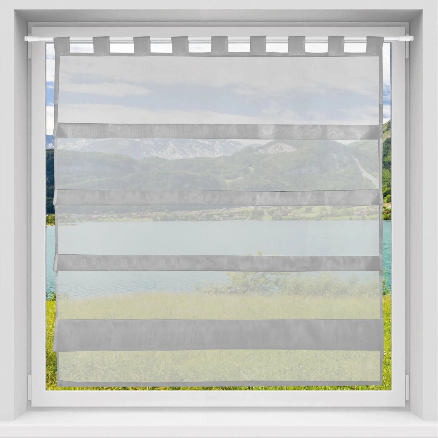 Graue Bestlivings Sky Gardine mit Raffoptik und Schlaufen, 100x110 cm, vor Fenster mit Ausblick.
