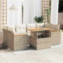 Beige 6-tlg. Garten-Sofagarnitur aus Rattan mit Tisch und cremeweißen Kissen.
