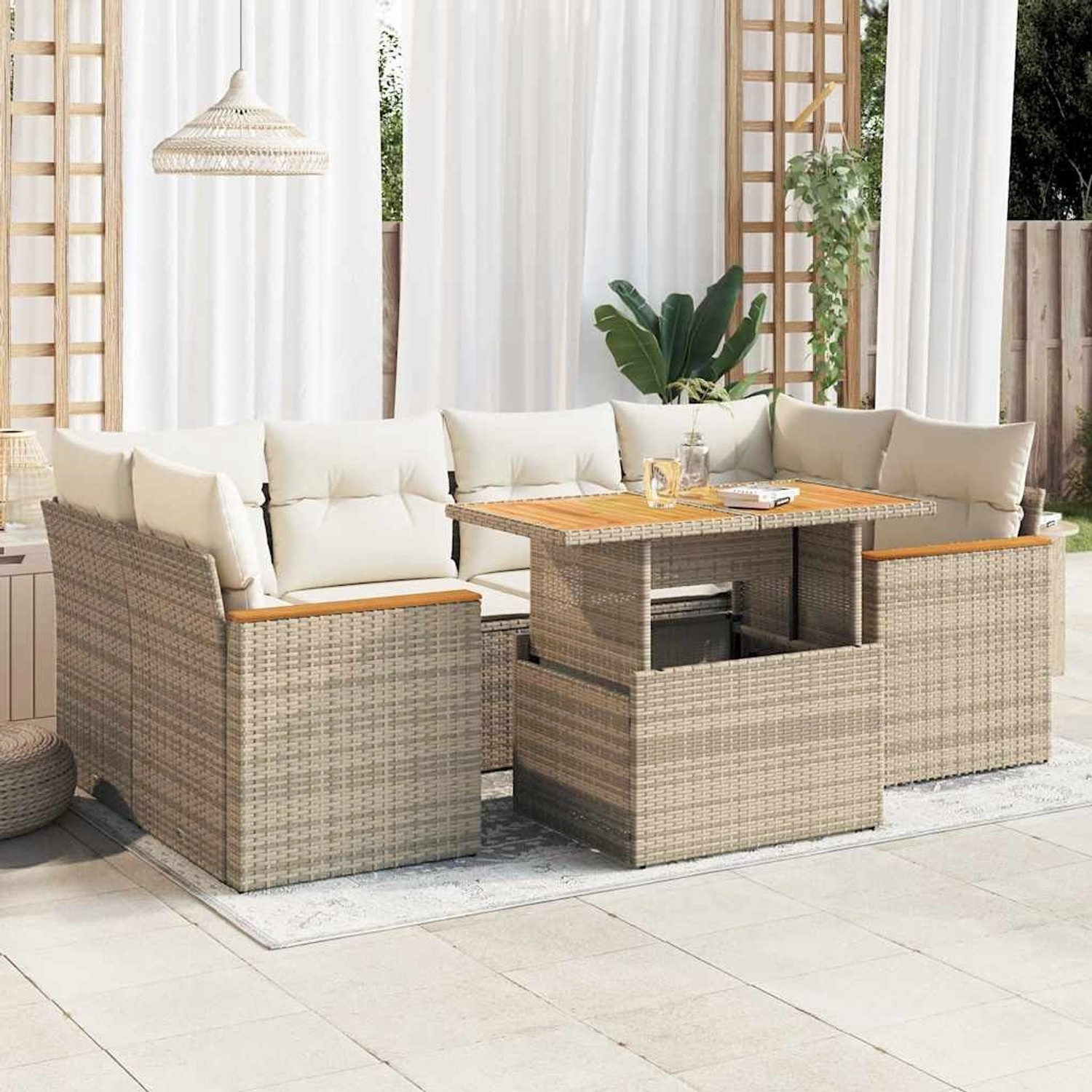 Beige 6-tlg. Garten-Sofagarnitur aus Rattan mit Tisch und cremeweißen Kissen.