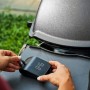 Weber Connect Smart Grilling Hub Grillthermometer mit 2 Fühlern am Grill.