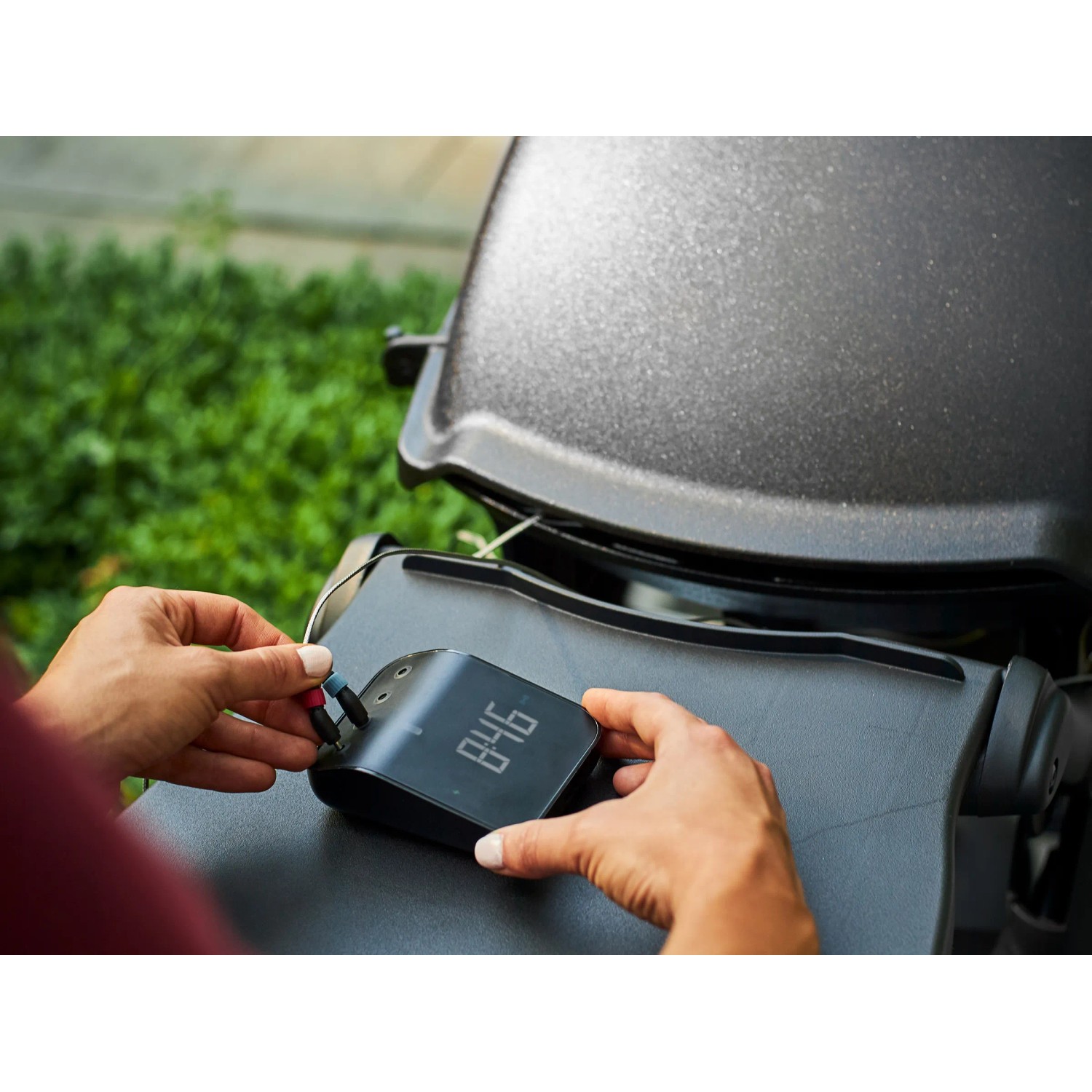 Weber Connect Smart Grilling Hub Grillthermometer mit 2 Fühlern am Grill.