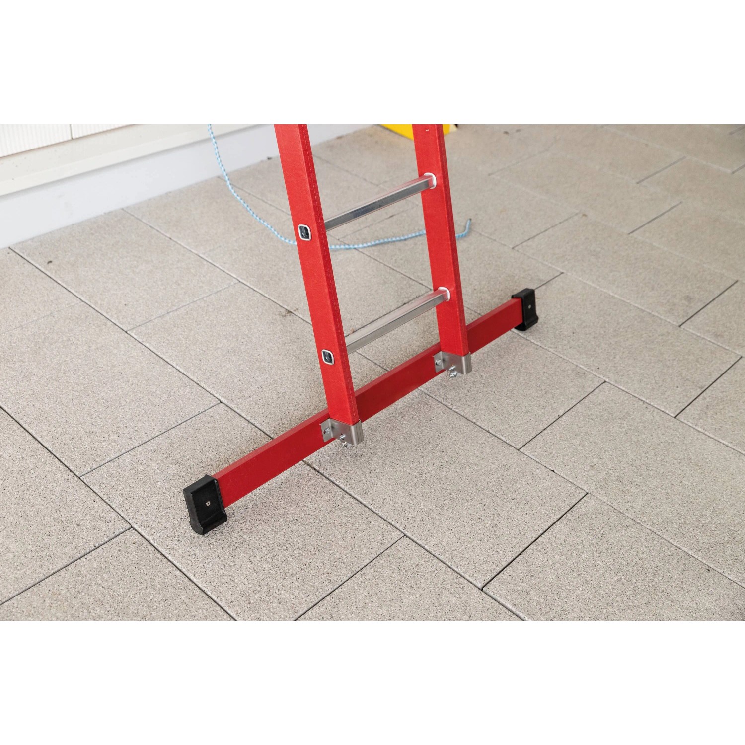 Detailaufnahme: Rot-silberne PROREGAL Sprossen-Schiebeleiter aus GFK & Alu mit Traverse für sicheren Stand.