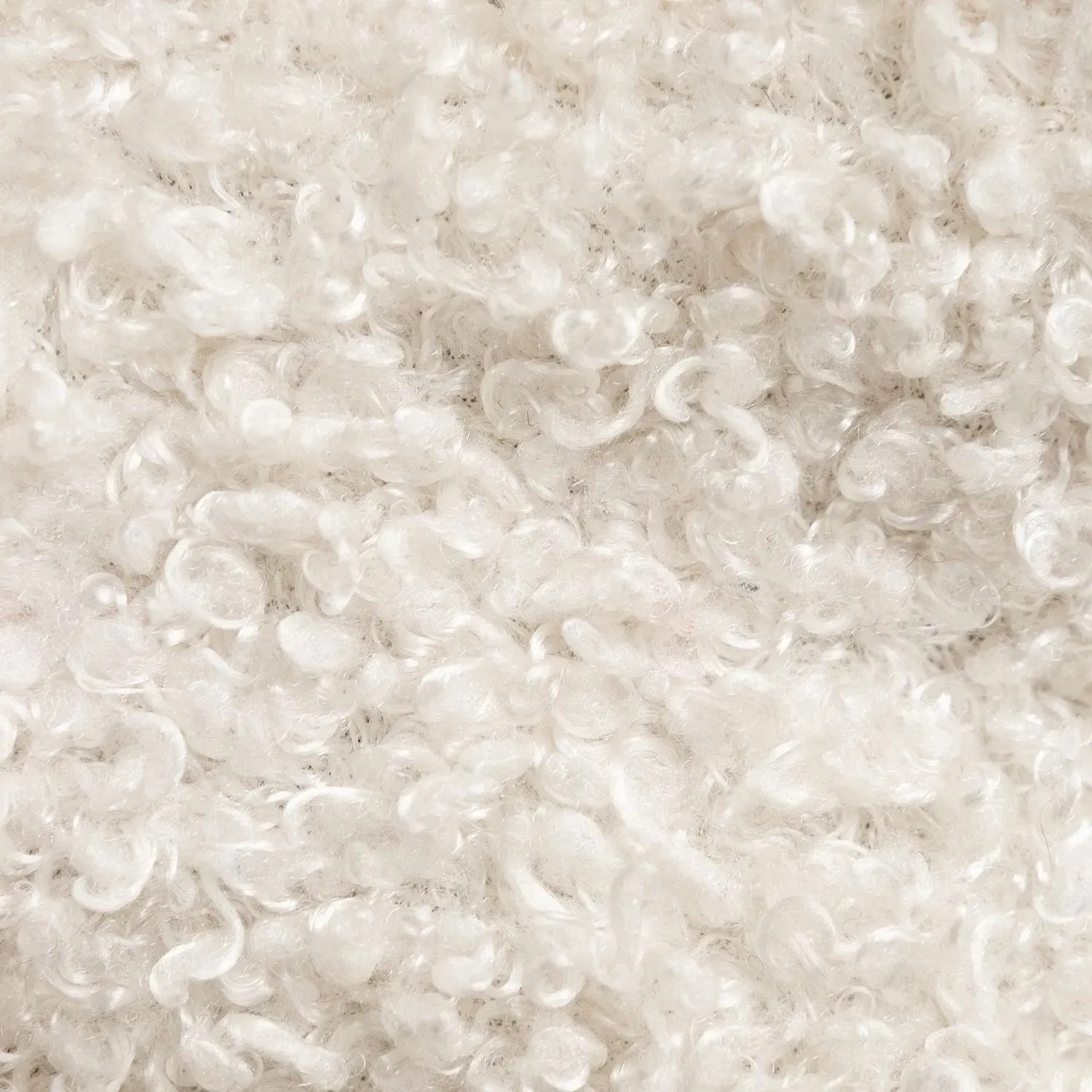Detailaufnahme des cremefarbenen Bouclé-Stoffs vom Juskys Drehstuhl Albano 6er Set.