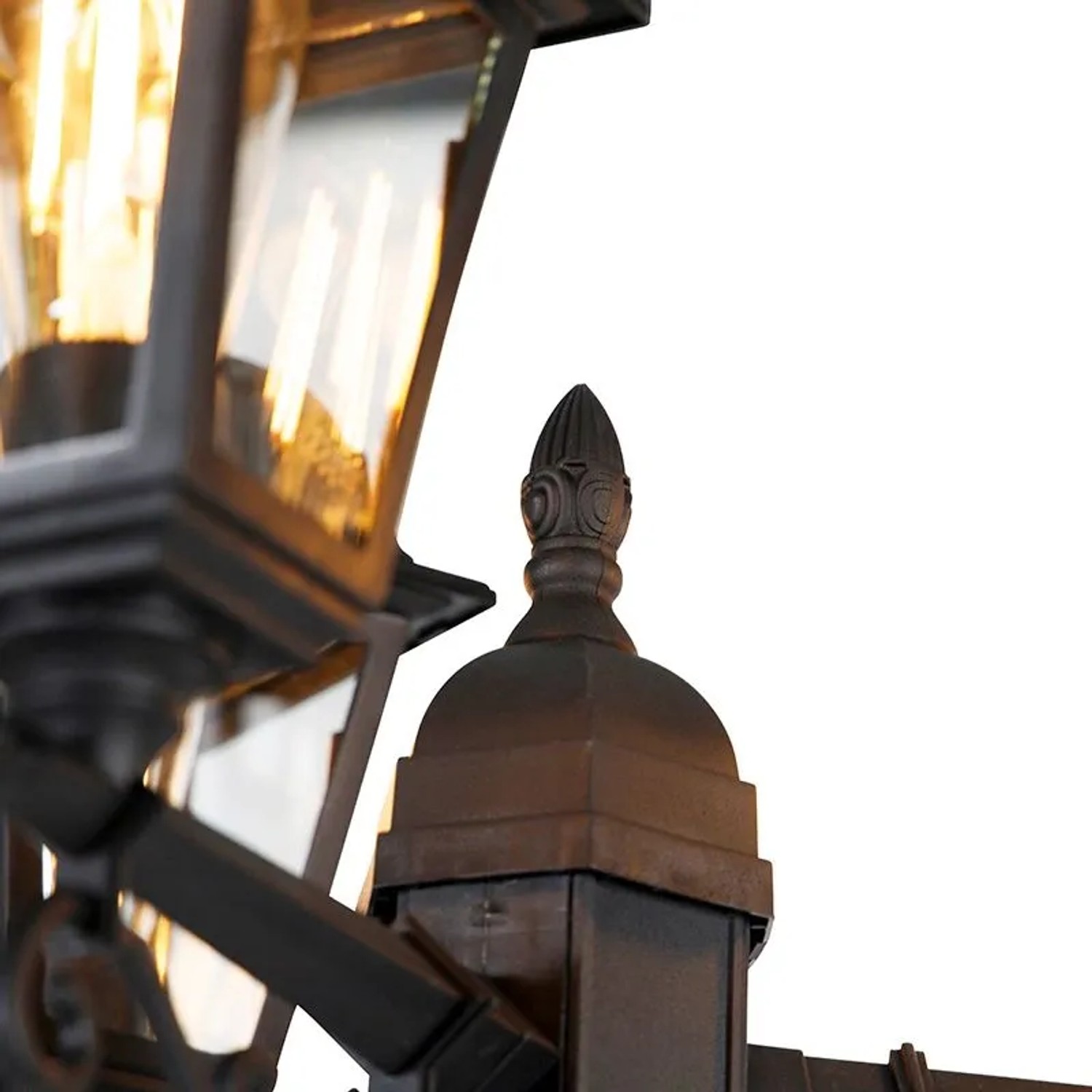 Detailaufnahme der schwarzen QAZQA Laterne Hauptstadt mit drei Lichtern, ideal für den Außenbereich.