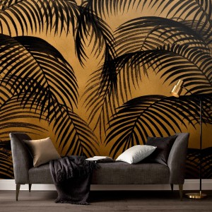 Art for the Home Fototapete Luxy mit Palmenmuster in Schwarz auf ockerfarbenem Grund.
