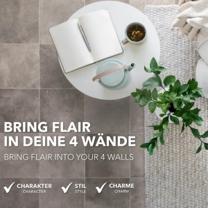 Karat CV Bodenbelag Atlantic Zala, Fliesenoptik grau, mit Deko-Elementen auf Tisch und Teppich.