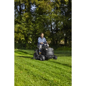Alpina Rasentraktor AT3 98 HA beim Rasenmähen auf einer grünen Wiese.