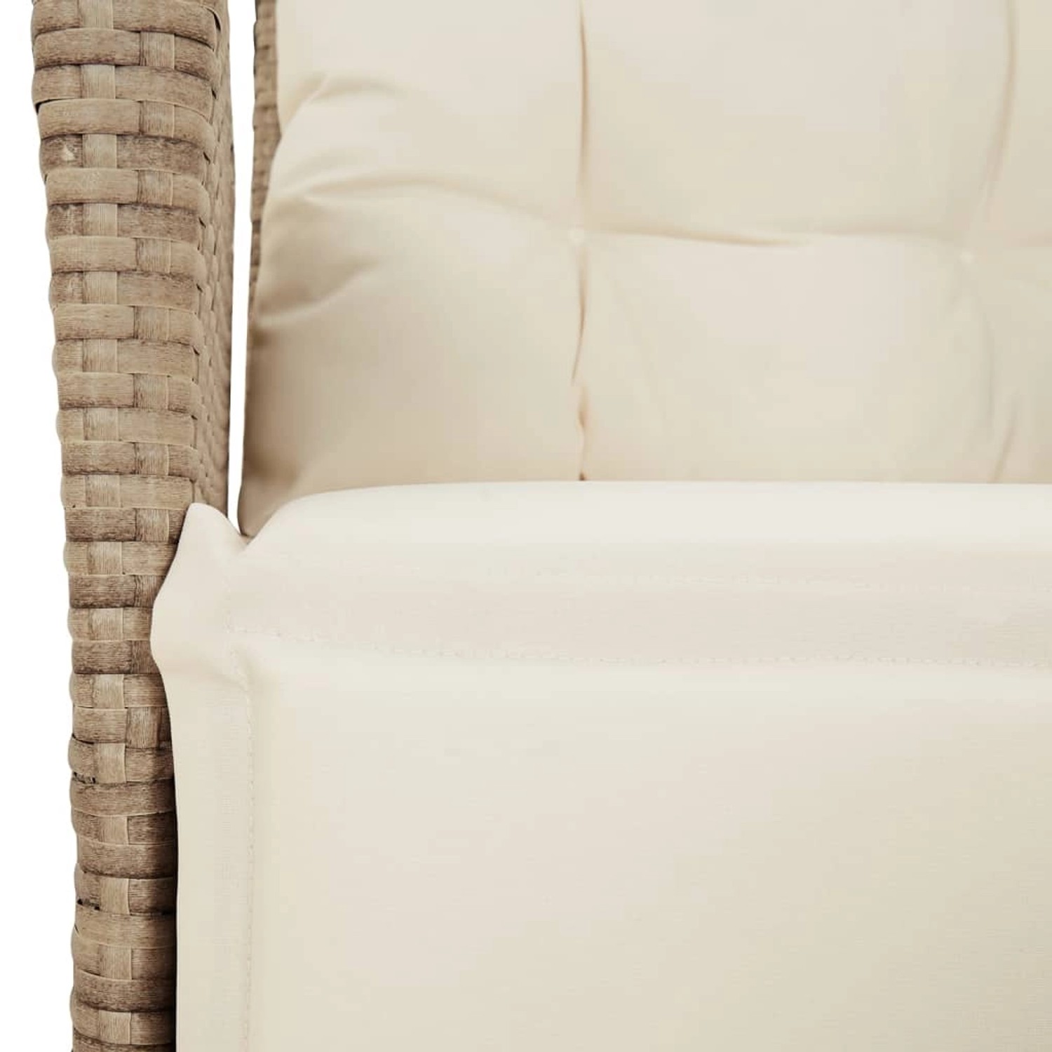 Detailaufnahme: Beige Poly Rattan Gartenstuhl mit cremeweißen Kissen der vidaXL 7-tlg Essgruppe.
