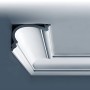 Musterstück einer weißen ORAC LUXXUS S-C342 Eckleiste / Zierleiste, ca. 10 cm lang.