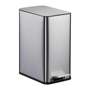 Silberner, eckiger Relaxdays Kosmetikeimer aus Edelstahl, 10 l, mit Tretfunktion für Bad & Gäste-WC.