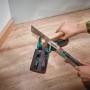 Person sägt Holzleiste mit wolfcraft Schmiege und Gehrungsschneidlade. Präzise Gehrungen für Leisten und Winkel.