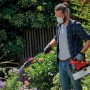 Einhell Akku-Drucksprühgerät GE-WS 18/35 Li-Solo im Einsatz beim Pflanzenschutz im Garten.