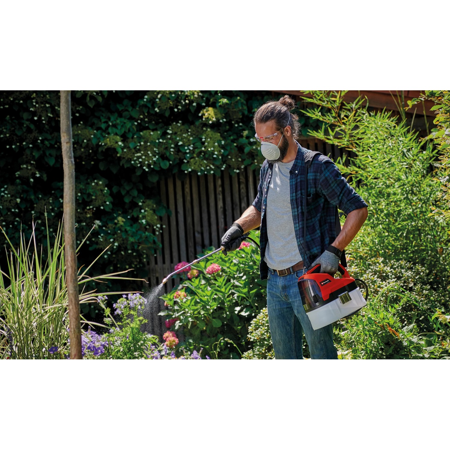 Einhell Akku-Drucksprühgerät GE-WS 18/35 Li-Solo im Einsatz beim Pflanzenschutz im Garten.