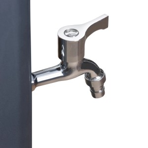 Detailaufnahme: Fußwaschhahn der grauen Gre Solardusche aus Harz, 25 l.