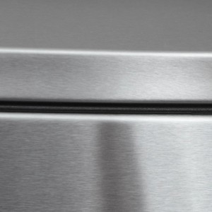 Detailansicht: Matter Edelstahl des Karat Mülleimers Dustin, 50 Liter.