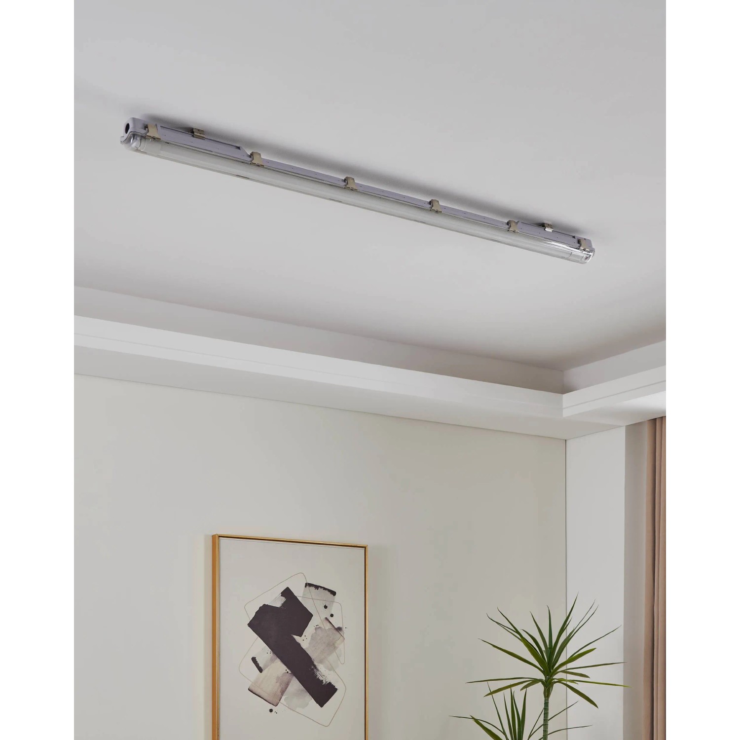 Graue Eglo LED-Feuchtraumleuchte Basic, 1-flammig, 156 cm, an einer Decke montiert.
